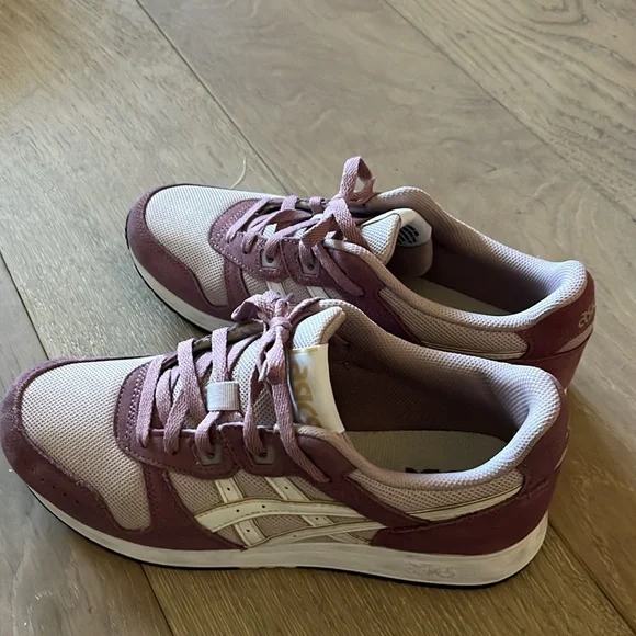 Only wore once women size 9 vintage style ASICS. - Picture 7 of 9